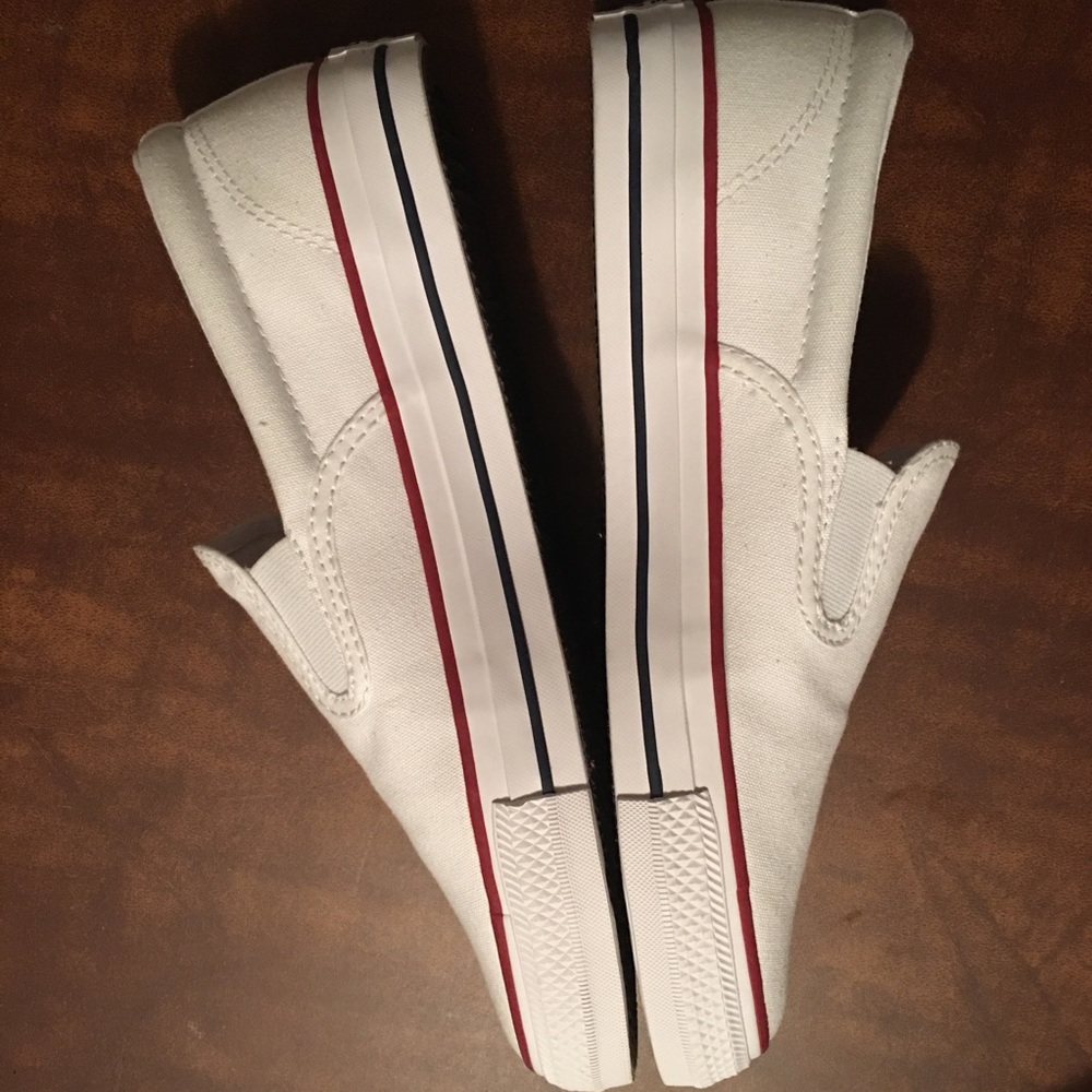 Host pick! 🎉🎉Converse NWT white sneakers Host Pick - Picture 2 of 5